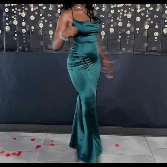 Windsor | Dresses | Emerald Green Dress From Windsor Size But Can Go Up To  A Size 14 | Poshmark